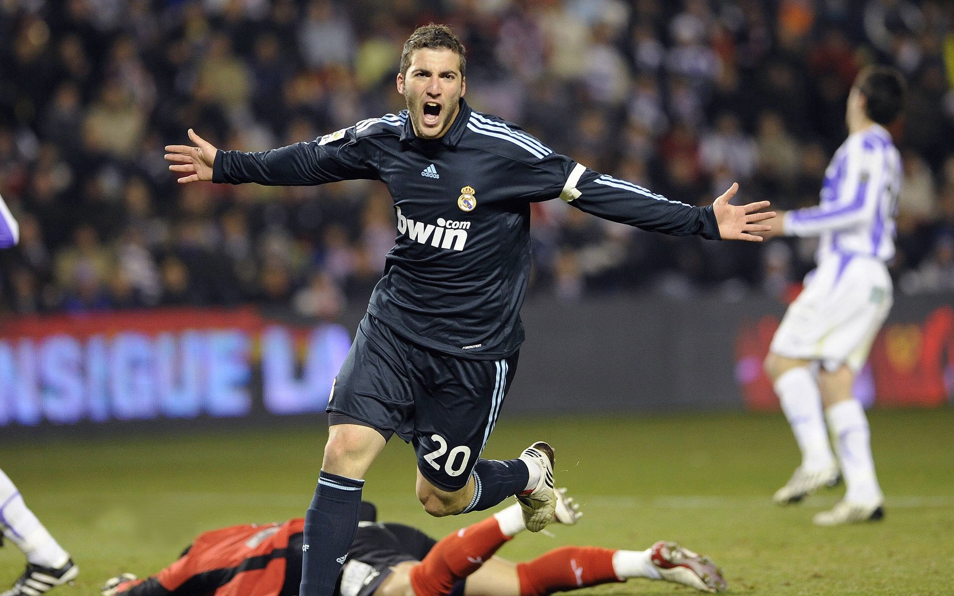 遥控赛车世界公开赛 微缩赛道上演微型“F1大战”